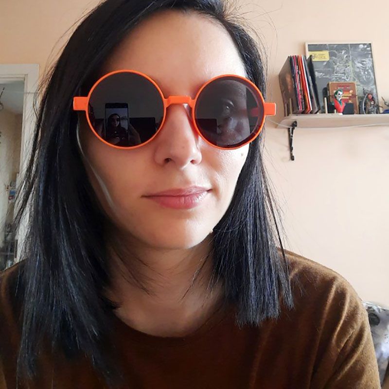 Retro round sunglasses with a little side cover