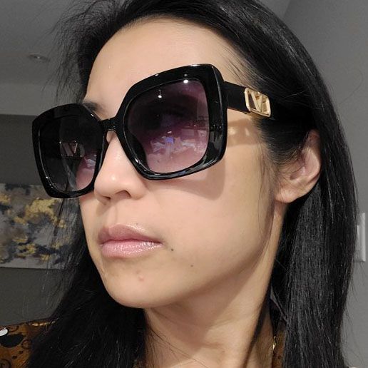 Women luxury oversized gold V logo square sunglasses