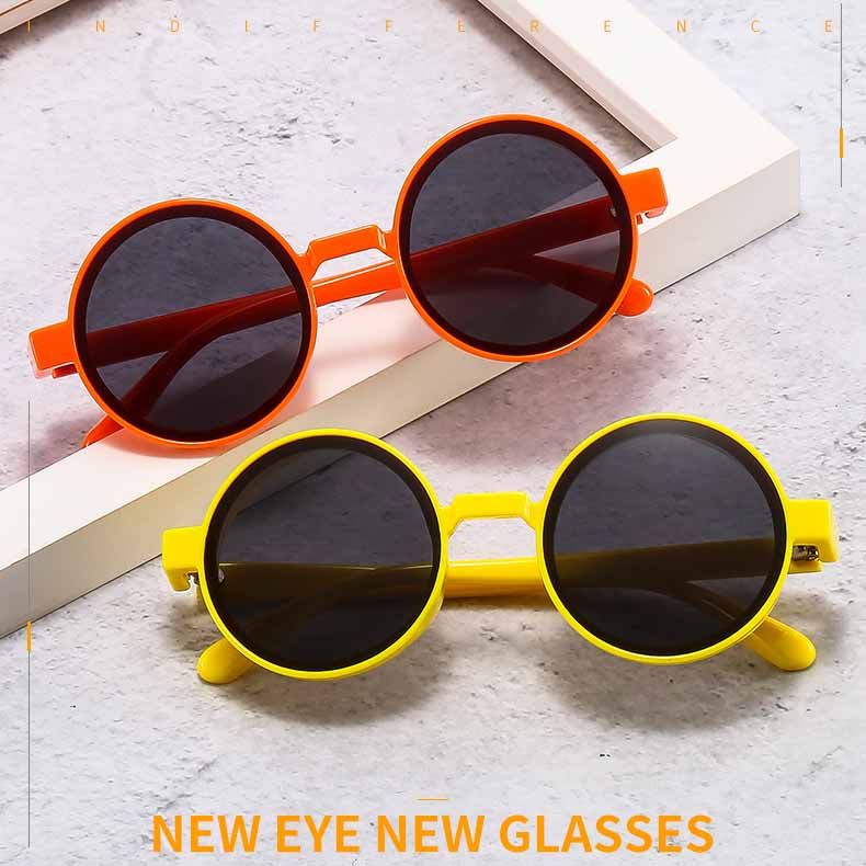 Retro round sunglasses with a little side cover